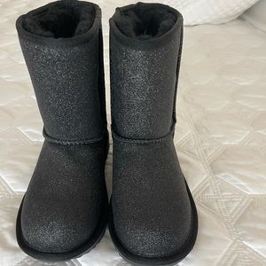 NWT Ugg boots girls size 1. Black glitter. Brand new